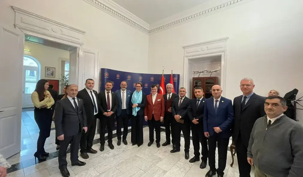 Azerbaycan ve Türkiye'den Arabulucular, Türk Dünyası Arabulucular Birliği'nin Organizasyonuyla Budapeşte'de Diplomatik Temaslarda Bulundu